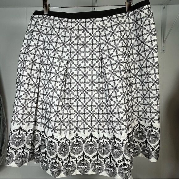 T. Tahari Black / White Embroidery Pleated Lined A-Line Skirt Size 14 - Picture 8 of 10